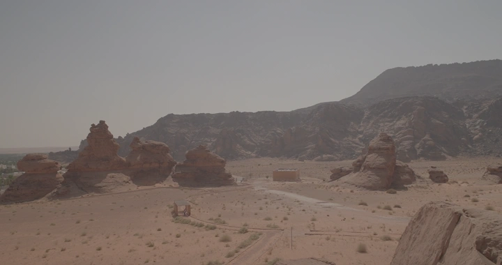 تكوينات صخرية في جبل أم سنمان، جبة حائل، لقطة نهارية.