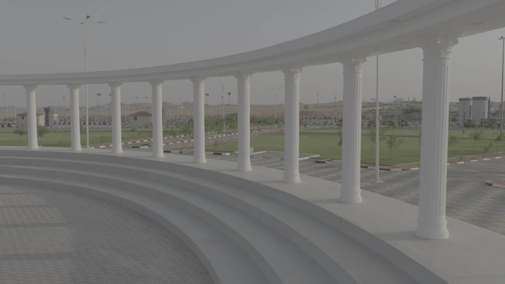 أعمدة بيضاء في حديقة منتزه الخطة بحائل، لقطة نهارية.