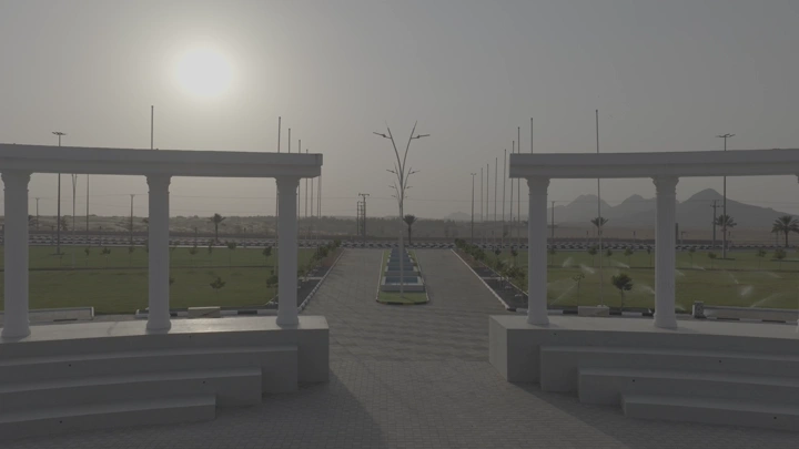 لقطة لحديقة منتزه الخطة في حائل عند الغروب، لقطة واسعة.