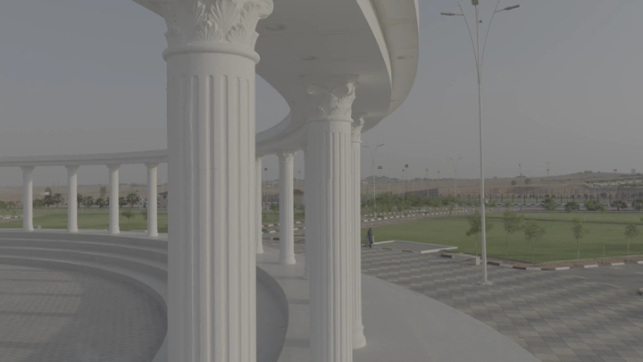 أعمدة بيضاء في حديقة منتزه الخطة بحائل، لقطة نهارية.