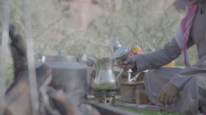إعداد القهوة السعودية في الهواء الطلق، لقطة قريبة.