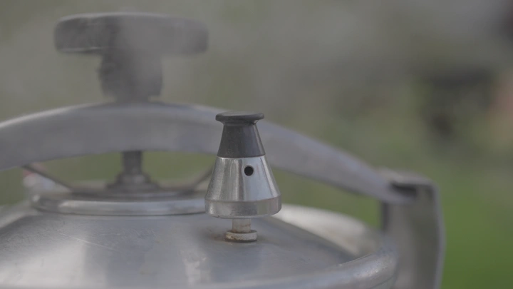 قدر ضغط معدني في الهواء الطلق، لقطة قريبة.