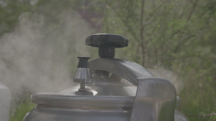 قدر ضغط معدني في الهواء الطلق مع بخار، لقطة قريبة.