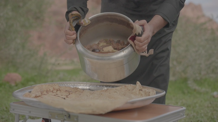 طهي مقلقل لحم في الهواء الطلق، لقطة قريبة.