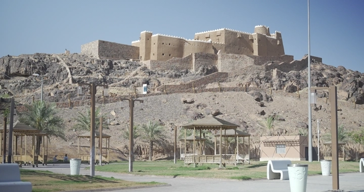 قلعة عيرف في حائل تحت سماء زرقاء، لقطة نهارية.