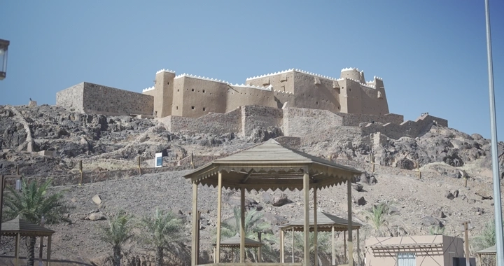 قلعة عيرف على تلة صخرية في حائل، لقطة نهارية.