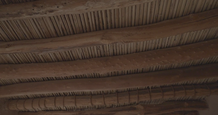 سقف خشبي تقليدي في قلعة عيرف بحائل، لقطة مقربة.