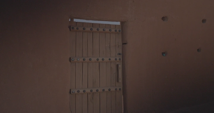 باب خشبي يفتح في قلعة عيرف بحائل، لقطة قريبة.