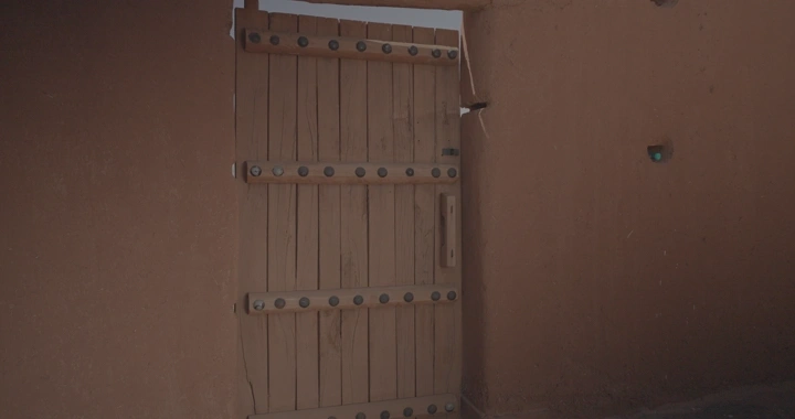 باب خشبي يفتح في قلعة عيرف بحائل، لقطة مقربة.