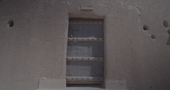 باب خشبي يفتح في قلعة عيرف بحائل، لقطة قريبة.