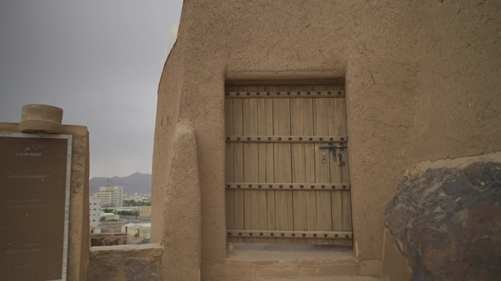 باب خشبي يفتح في قلعة عيرف بحائل، لقطة قريبة.