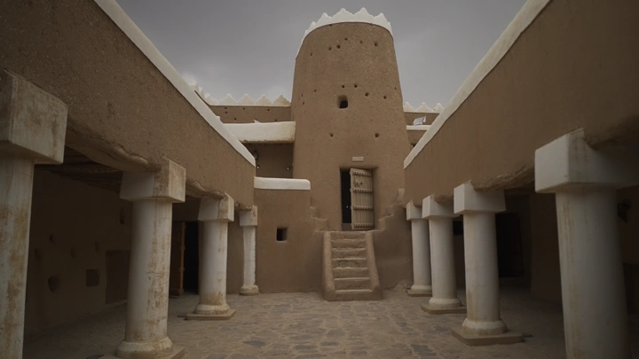 فتاة تمشي داخل قلعة اعيرف في حائل، لقطة خارجية نهارية.