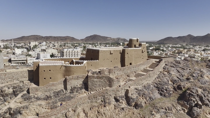 قلعة عيرف في حائل تحت السماء الصافية، لقطة جوية درون.