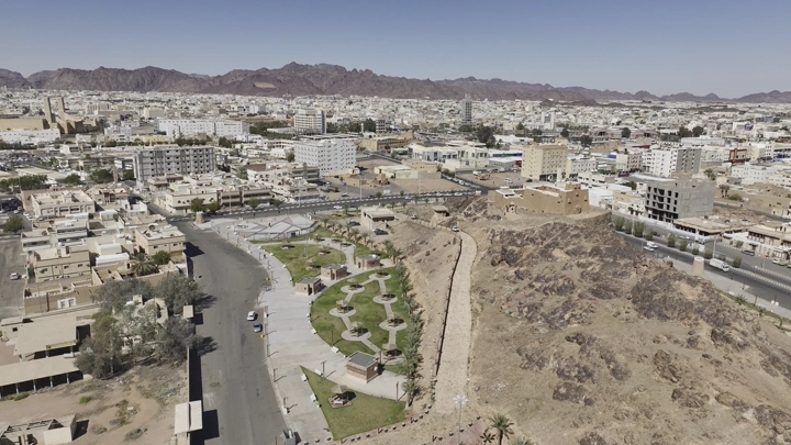 منظر جوي لقلعة عيرف في حائل، في يوم مشمس.