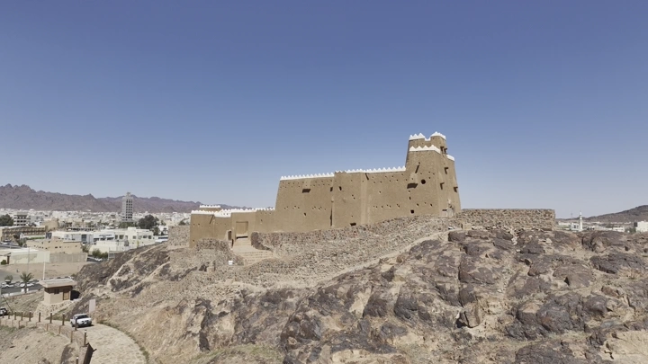 قلعة عيرف في حائل تحت سماء زرقاء، لقطة جوية.