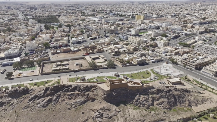 قلعة عيرف في حائل، لقطة جوية نهارية.