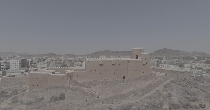 قلعة عيرف في حائل تحت سماء صافية، لقطة جوية.