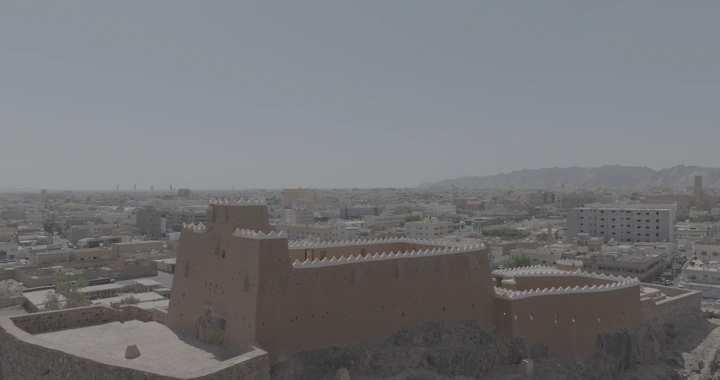 قلعة عيرف في حائل تحت سماء صافية، لقطة جوية.