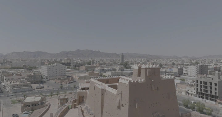 قلعة عيرف في حائل تحت سماء صافية، لقطة جوية.