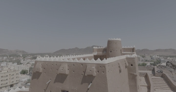 قلعة عيرف في حائل تحت سماء صافية، لقطة جوية.