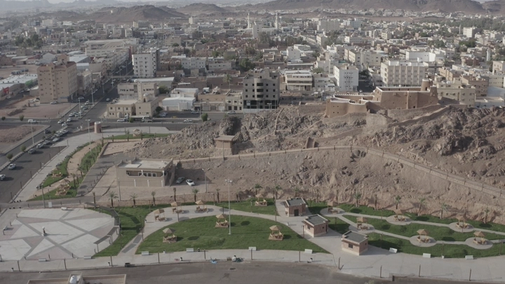 قلعة عيرف في حائل، منظر جوي للمدينة والقلعة.