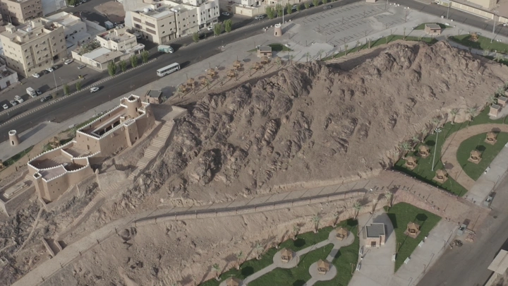 قلعة عيرف في حائل، لقطة جوية تُظهر القلعة والتضاريس المحيطة بها.