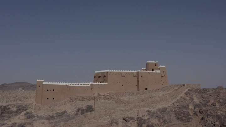 قلعة عيرف في حائل تحت سماء صافية، لقطة من الجو.