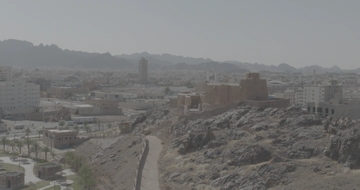 قلعة عيرف في حائل تحت سماء صافية، لقطة جوية.