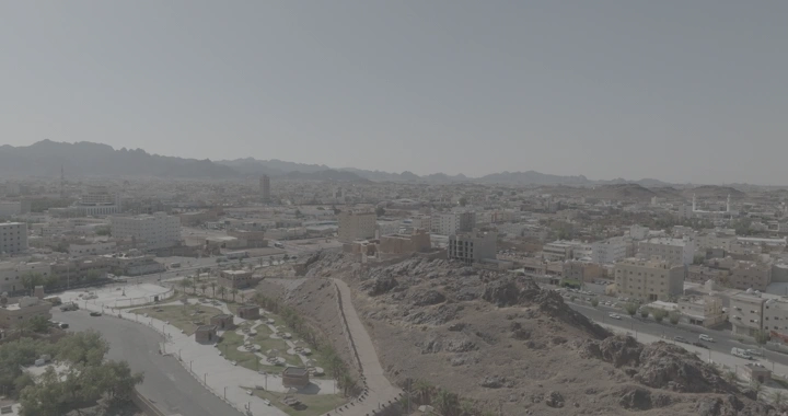 منظر جوي لمدينة حائل مع قلعة عيرف في الأفق، لقطة نهارية.