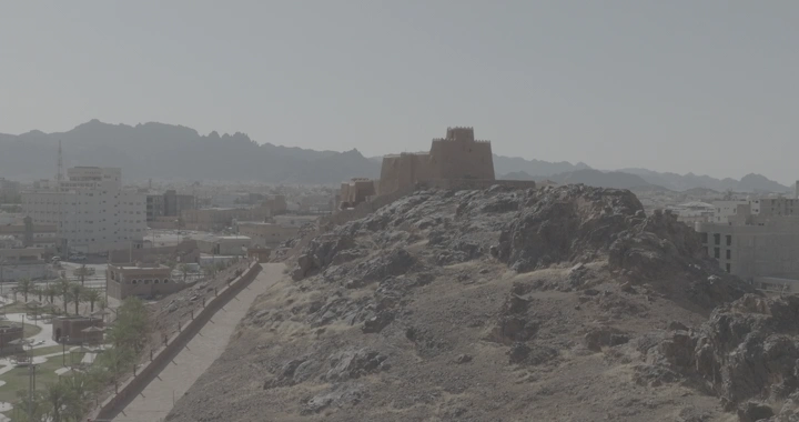 قلعة عيرف على تلة في حائل، لقطة جوية.