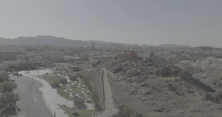 قلعة عيرف في حائل، منظر جوي نهاري للمدينة والجبال.