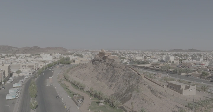 قلعة عيرف على تلة في حائل، لقطة جوية نهارية.