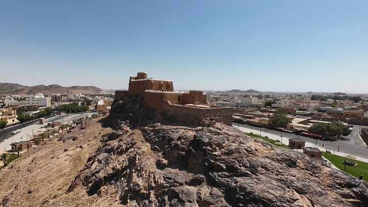 قلعة عيرف في حائل على تل صخري، لقطة جوية.