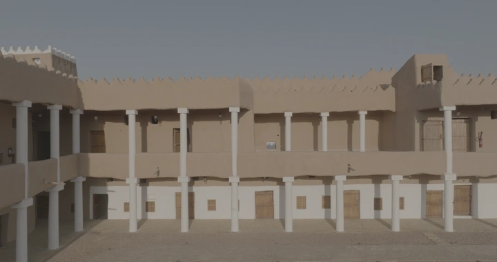 قصر القشلة في حائل تحت السماء الصافية، لقطة أمامية.