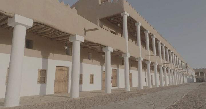 قصر القشلة في حائل، تصوير بزاوية منخفضة في وضح النهار.