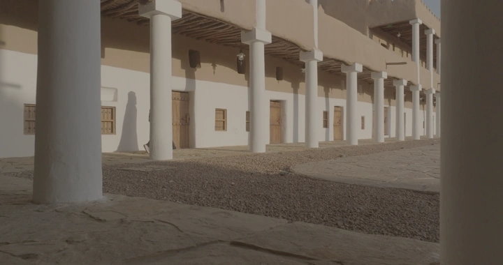 قصر القشلة في حائل تحت ضوء الشمس، لقطة أرضية.