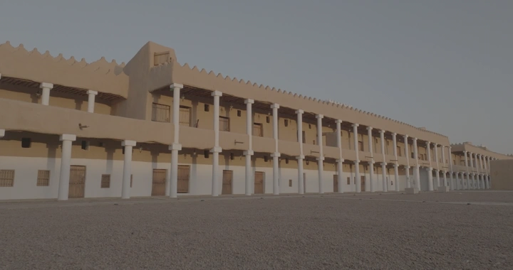 قصر القشلة في حائل عند الغروب، لقطة بزاوية واسعة.