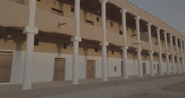 واجهة قصر القشلة في حائل، تصوير بزاوية واسعة.