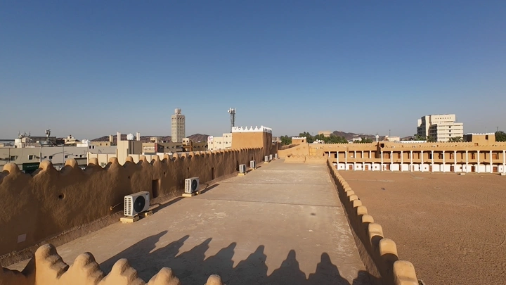 قصر القشلة في حائل تحت سماء زرقاء، لقطة بانورامية.