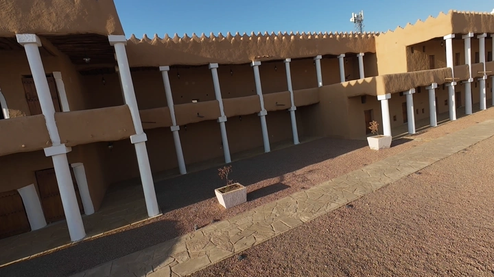 قصر القشلة في حائل، تصوير بزاوية مائلة في وضح النهار.