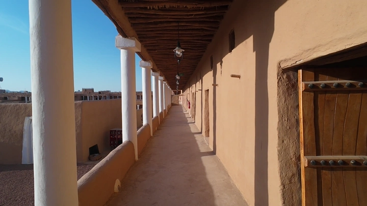 ممر طويل في قصر القشلة بحائل، لقطة من زاوية منخفضة.