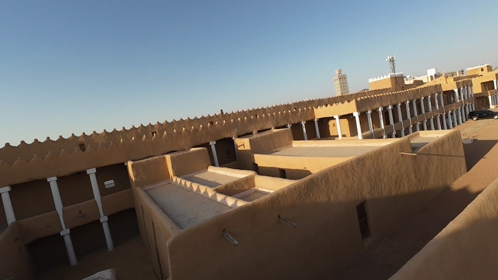 قصر القشلة في حائل تحت السماء الزرقاء، لقطة جوية.