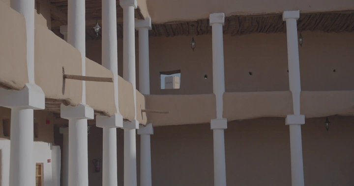 أعمدة قصر القشلة في حائل، لقطة نهارية.