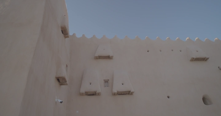 رجل يدخل إلى قصر القشلة في حائل، لقطة نهارية.