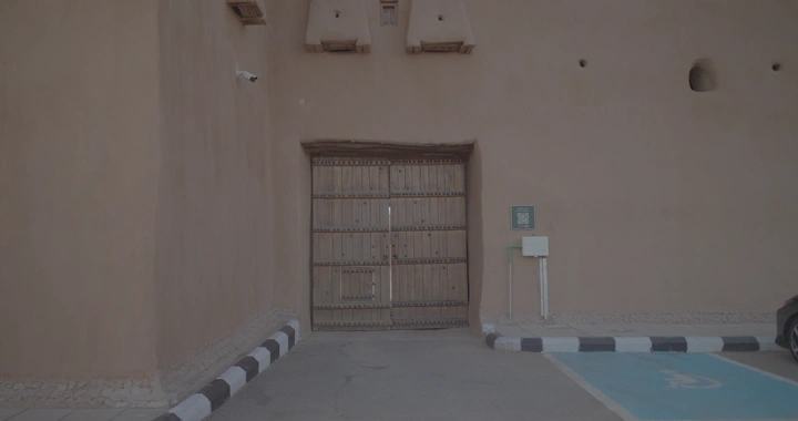 بوابة قصر القشلة تفتح في حائل، لقطة أمامية.