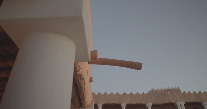 عمود في قصر القشلة بحائل، لقطة من الأسفل.