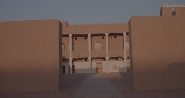 قصر القشلة في حائل عند الغروب، لقطة أمامية.