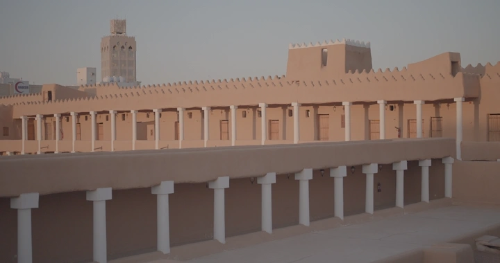 قصر القشلة في حائل، تصوير نهاري بزاوية واسعة.