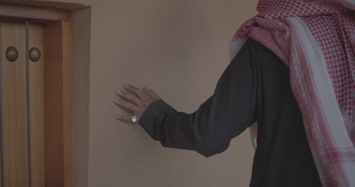 شخص يلمس الحائط بيده، لقطة مقربة.