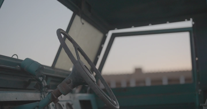 مقصورة سيارة قديمة في حائل، لقطة داخلية.